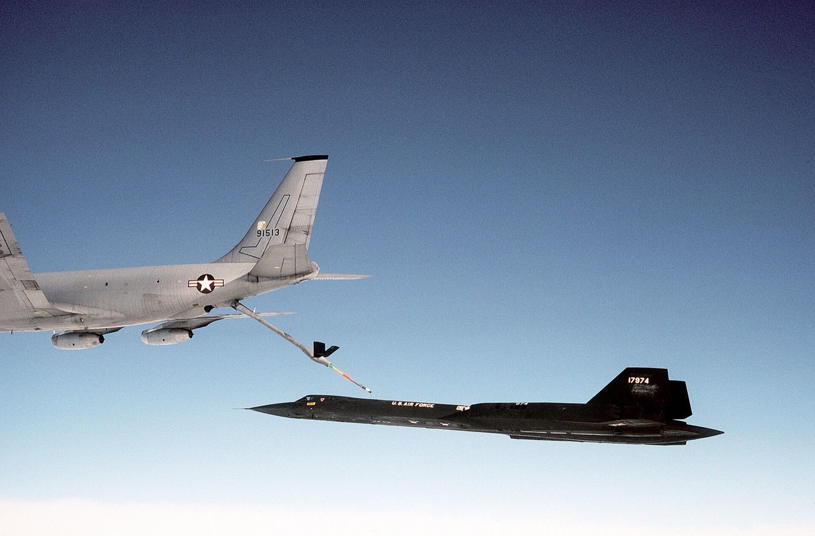 SR-71A 61-7974 of the 9th Strategic Reconnaissance Wing moving in to refuel from KC-135Q 59-1513.